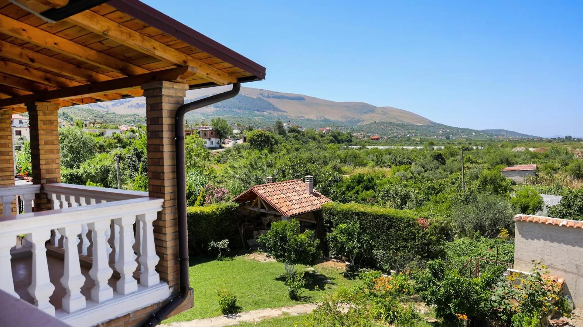Villa Lejzo - Swimming Pool Berat Albania